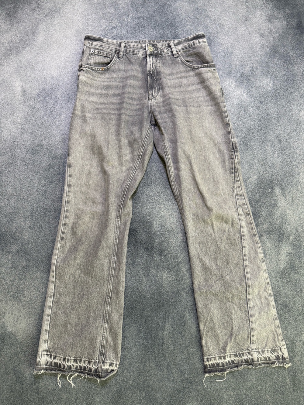 Zara Men’s Slim Straight Jeans in Light Gray Wash